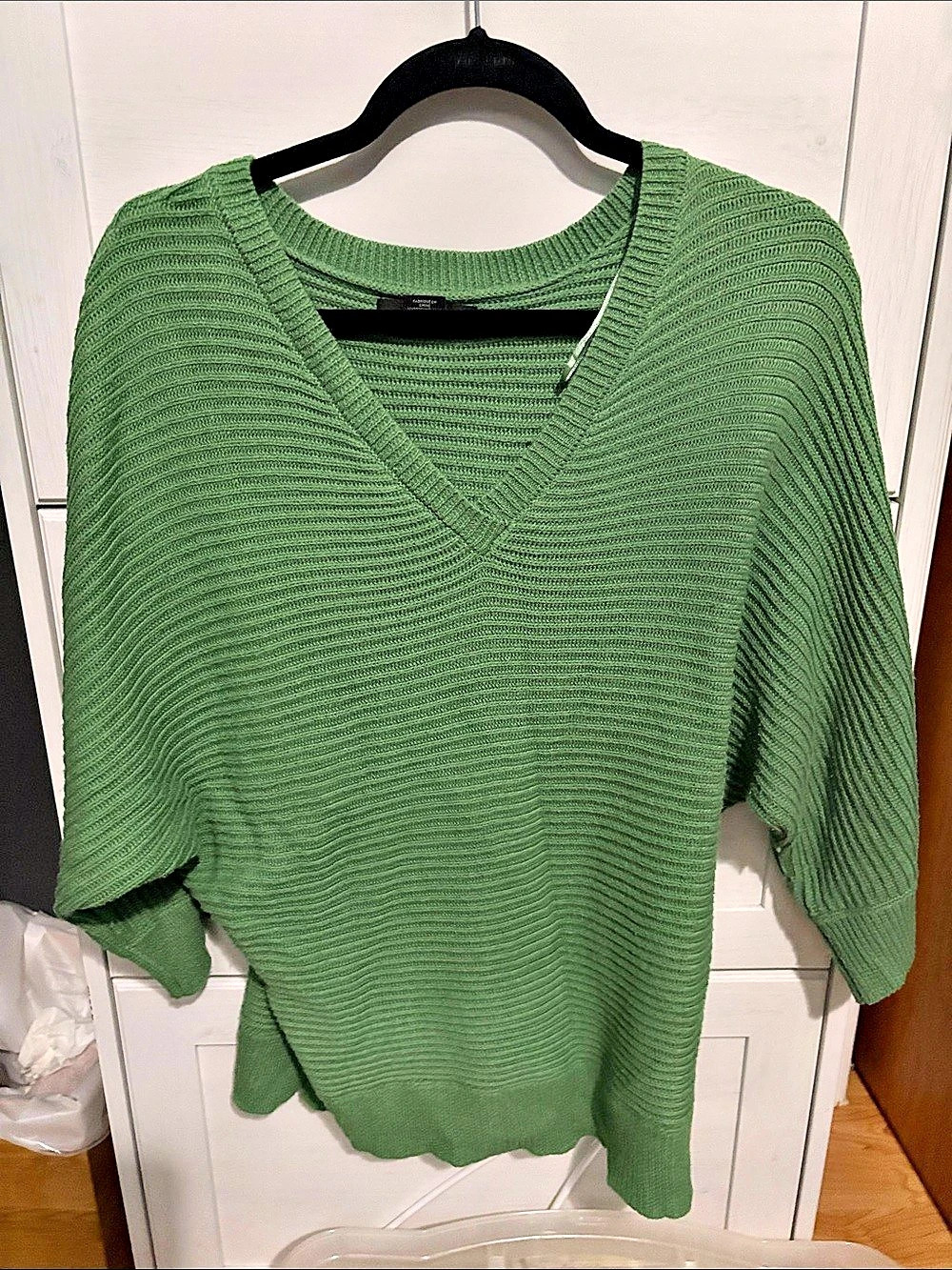Tahari V-Neck Sweater in Green Size Medium